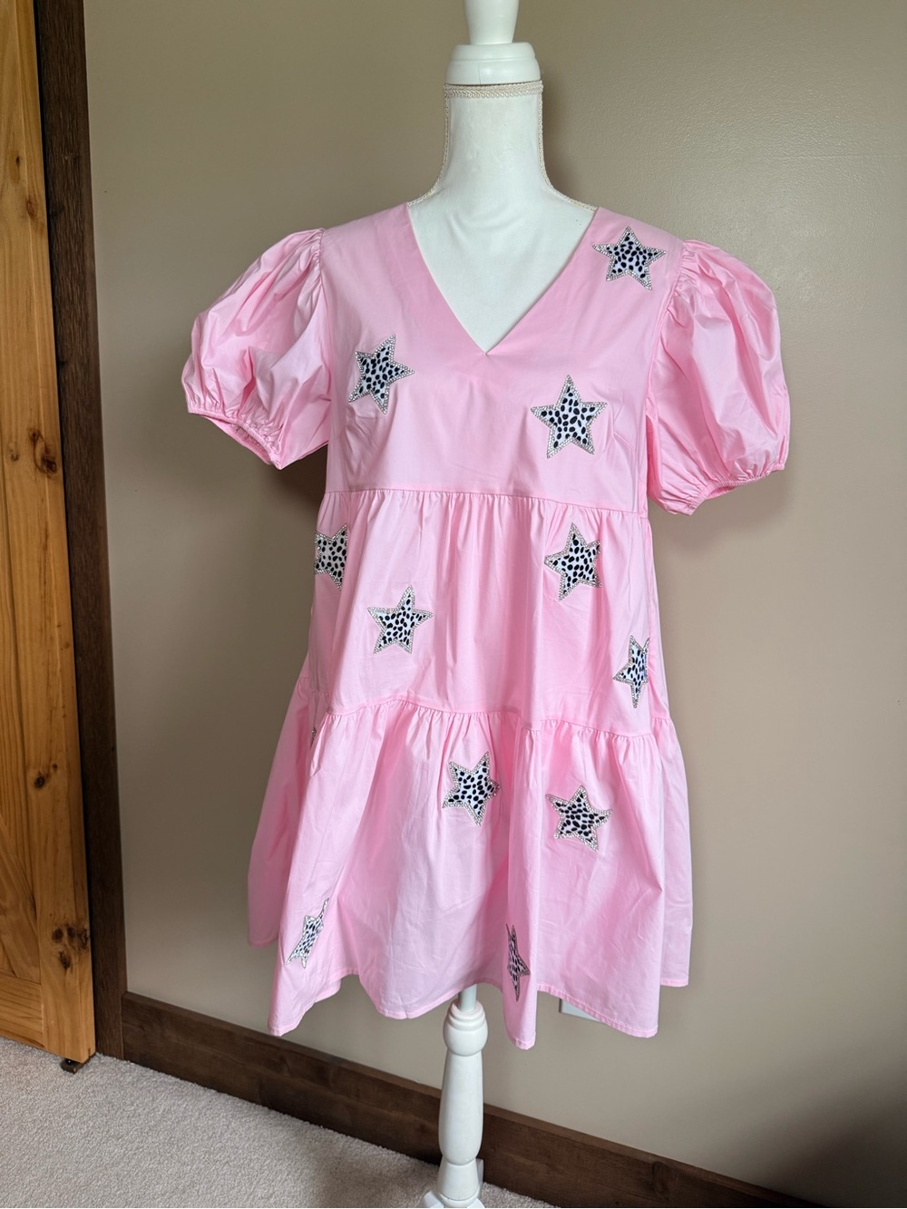 Main Strip Pink Star Appliqué Puff-Sleeve Tiered Dress